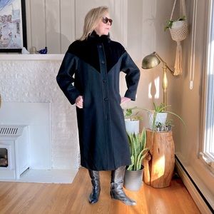 Gorgeous & Classic Vintage Wool Coat With Genuine Fur Collar